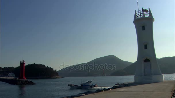 Paysage marin avec bateau de pêche entre deux balises — Video