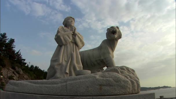 Monumento Con Donna Coreana Tigre Contro Cielo Nuvoloso Jindo Gun — Video Stock