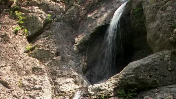 Watervallen op stenen vallen — Stockvideo
