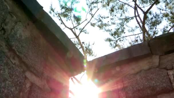 Güneş aydınlatma taşlı duvarların üzerinden — Stok video