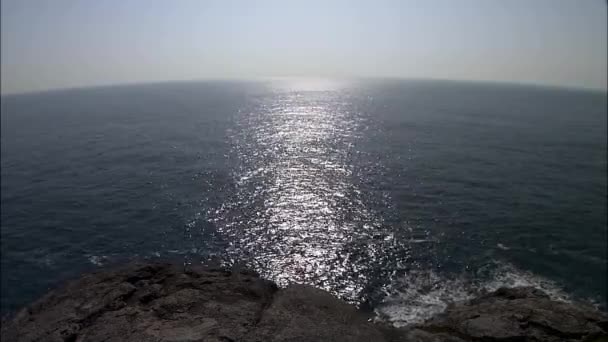 Rayos de sol reflejados en la superficie del mar — Vídeo de stock