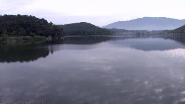 Vue panoramique sur le lac et les montagnes coréennes, Gyeongju-si, Gyeongbuk, Corée 