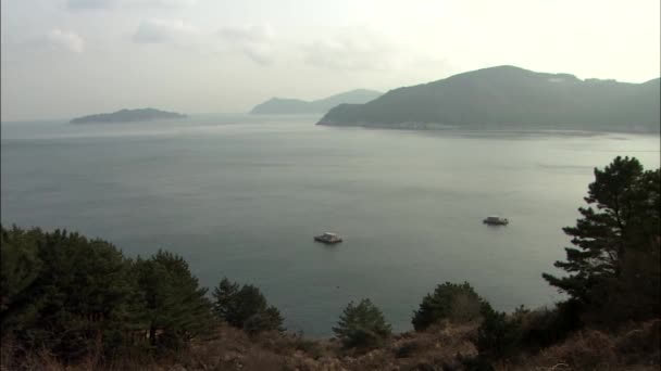 Морской пейзаж с лодками, плавающими в воде — стоковое видео