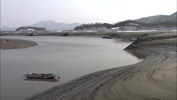 Barco Amarrado Superficie Agua Con Montañas Sobre Fondo — Vídeos de Stock