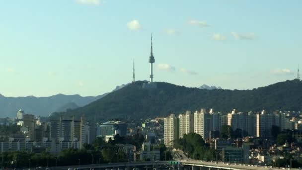 Auto's, brug en gebouwen in Seoul — Stockvideo