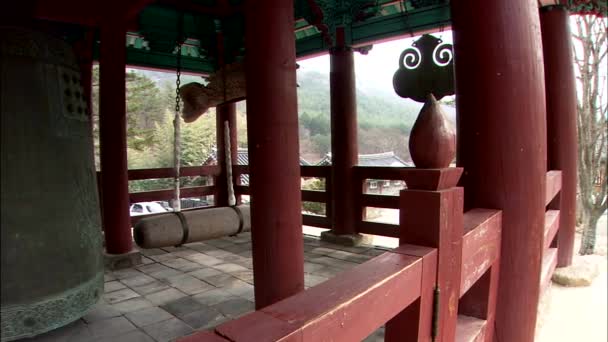 Корейский Колокол Летнем Домике Традиционного Архитектурного Стиля Фоне Деревьев — стоковое видео