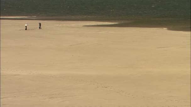 Couple on sandy shore of Seomjingang River — Stock Video