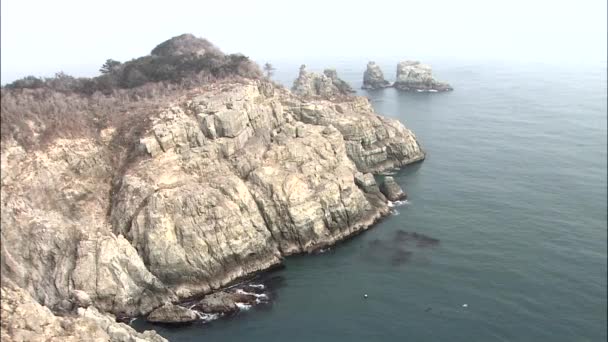 Meereslandschaft mit atemberaubenden Klippen im Wasser — Stockvideo