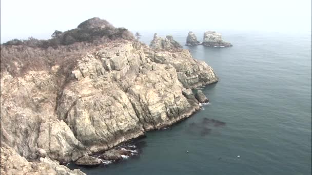 Paisaje marino con increíbles acantilados en el agua — Vídeos de Stock