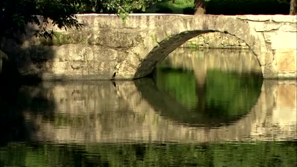 Teil Einer Steinbrücke Spiegelt Sich Welligem Wasser Südkorea — Stockvideo