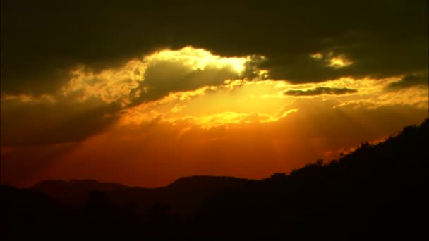 Zonsondergang op bewolkte hemel — Stockvideo