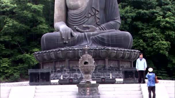 Persone Che Scattano Foto Contro Monumento Buddha Sokcho Gangwon Corea — Video Stock