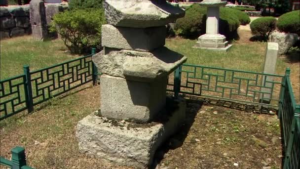 Каменная пагода во дворе — стоковое видео