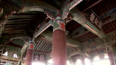 Tavan ve Kore dili geleneksel temple yazlık ev ahşap işaretleri içeren sütunlar