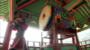 Gong Suwon Hwaseong kale içinde dayak geleneksel zırh Kore savaşçı