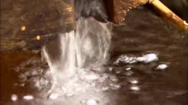 düşen su ahşap kapsayıcısında Close-Up