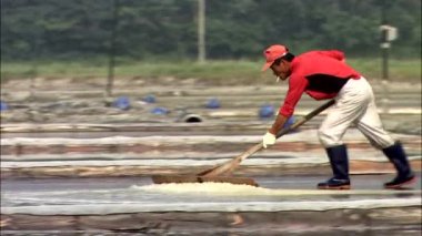 Tuz su Dağları ile özel aracı arka plan üzerinde toplama çalışan adam