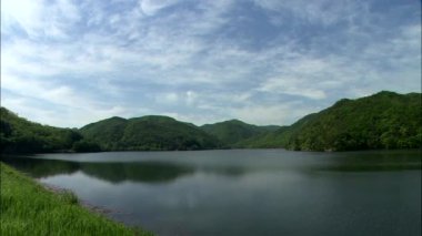 nehir delt tepeler arasında