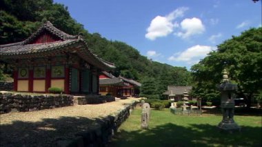 avluda tapınak yakınındaki taş pagodadan