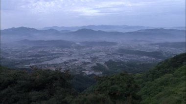 Dağlar ve alt-arazi, Gyeongju-si, Gyeongbuk, Kore'de köy görünümü