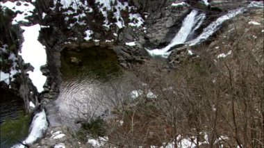 taşlar hakkında akan şelale 