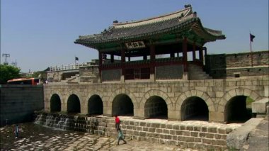 Suwon Hwaseong kale görünümünü gözlemleyerek 