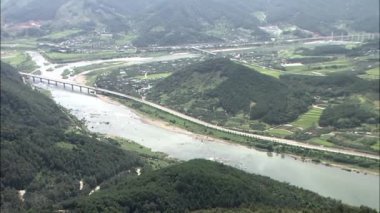 Seomjingang Nehri Köprüsü ile