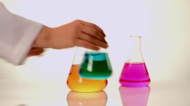 kadehler sıvılarda karıştırma laboratuvar teknisyeni