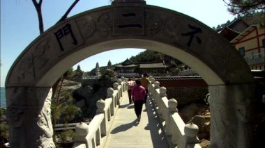 İnsanlar Köprüsü'nde geleneksel Kore mimar tarzı dağlar ve arka planda gökyüzü ile