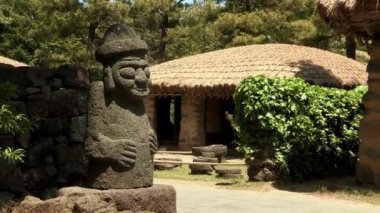 Heykel ve ev Jeju Adası'nda
