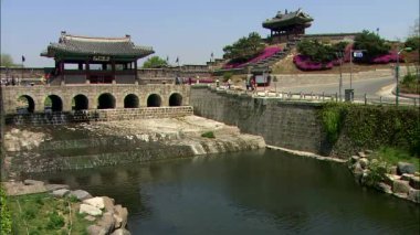 Suwon Hwaseong kale görünümünü gözlemleyerek 