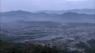 Dağlar ve alt-arazi, Gyeongju-si, Gyeongbuk, Kore'de köy görünümü