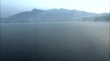 Dağ gölü, Gongju-si, Chungcheongnam-do Kore üzerinde sisli şafak