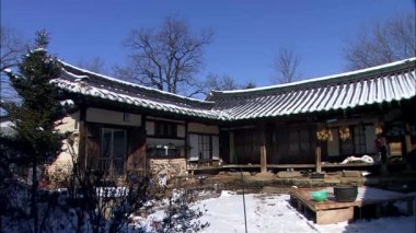 Veranda zemin üzerine parlak mavi gökyüzü ile Güney Kore geleneksel temple binaların