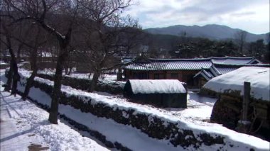 güneşli kış gününde, Kore kaplı çatıları kar