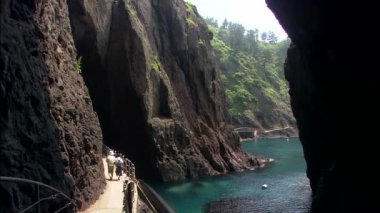 Kayalarda yolda yürürken insanlar