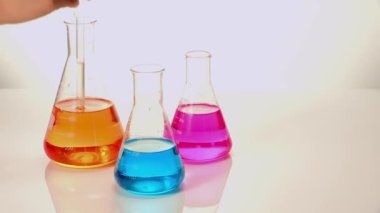 kadehler sıvılarda karıştırma laboratuvar teknisyeni