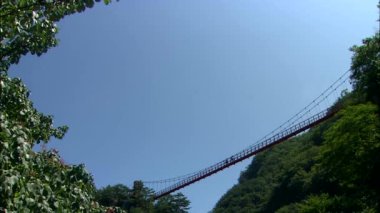 Asma köprü üzerinde yürüyen insanlar