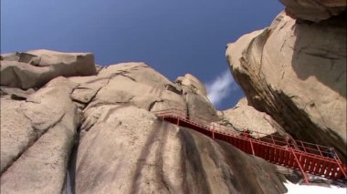 insanlar üzerinde merdiven dağlar arasında