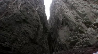 gri büyük deniz kayalıklarla