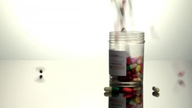 Tıp şişeye düşen hapları  