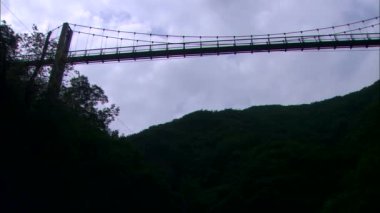 Arka plan üzerinde Dağları ile Güney Kore köprünün alttan görünüm