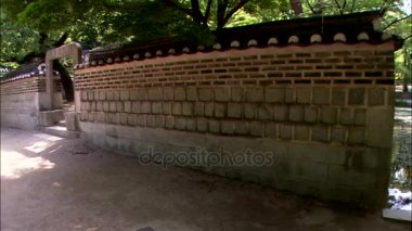 Yeşil ağaçlarıyla çevrili gölet