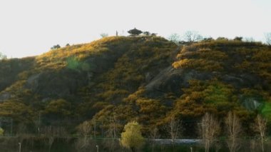 Trenin altında dağ