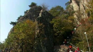 Alt görünümü merdiven tarafından dağlar zirveye çıkma insan