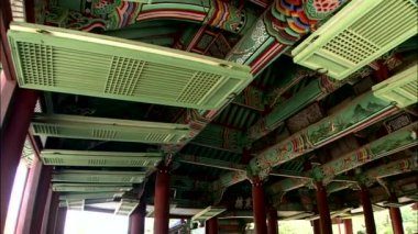 Boyalı tavan ve geleneksel temple yazlık sütunlarda görünümü