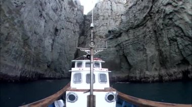 Kayalıklar arasında yüzen tekne ile deniz manzarası 