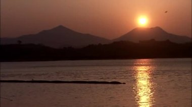 dalgalanma deniz yüzey üzerinde uçan kuşlar