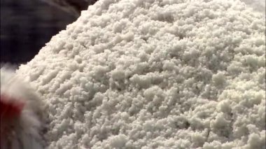 İşçi adamın tuz yığını tarafından kürek toplama kırpılmış görüntü 