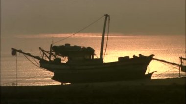 Harbor deniz yüzeyindeki günbatımı süre boyunca demirlemiş tekne
